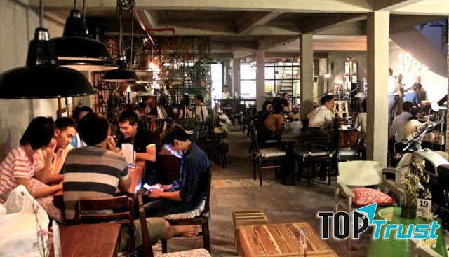Cafe 1985 được thiết kế theo phong cách vintage, sang trọng