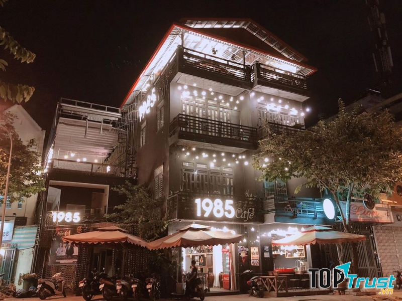 Ngay từ ánh nhìn đầu tiên 1985 đã tạo ấn tượng với vẻ đẹp khá cổ kính