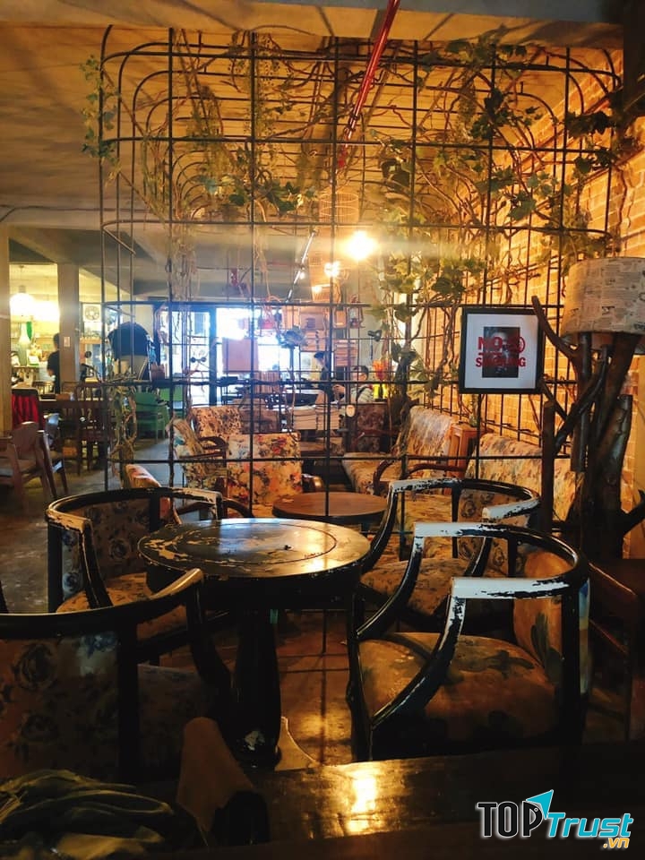 1985 Coffee tận dụng ánh đèn vàng, khi đêm về đặc biệt ấm cúng