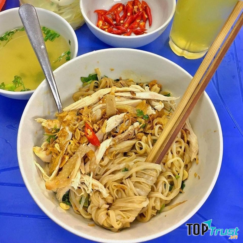 Phở gà trộn tại quán Phở gà Nguyệt
