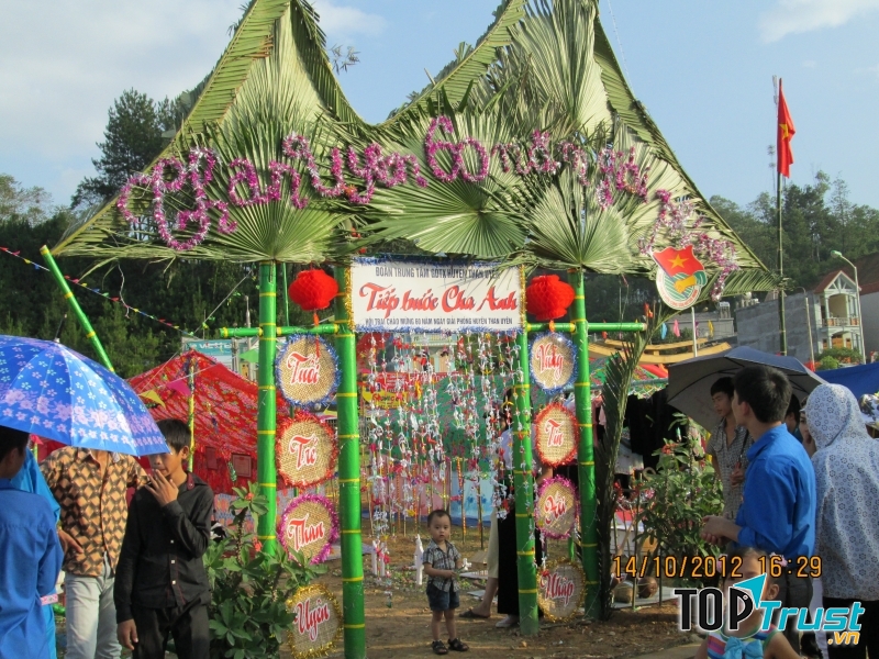 Cổng trại hè với chủ đề ''Tiếp bước cha anh''