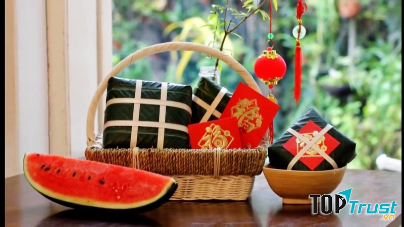 Bánh chưng là hương vị cổ truyền không thể thiếu trong mâm cố ngày Tết