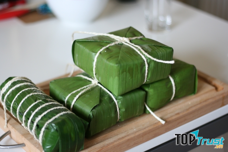Bánh chưng ở miền Bắc và bánh tét ở miền Nam.