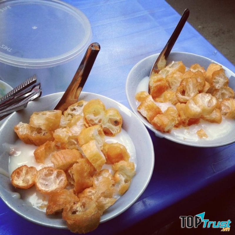 Với những hạt cháo được xay mịn nhuyễn, thịt sườn được ninh nhừ tan ngay khi mới vừa được cho vào miệng.