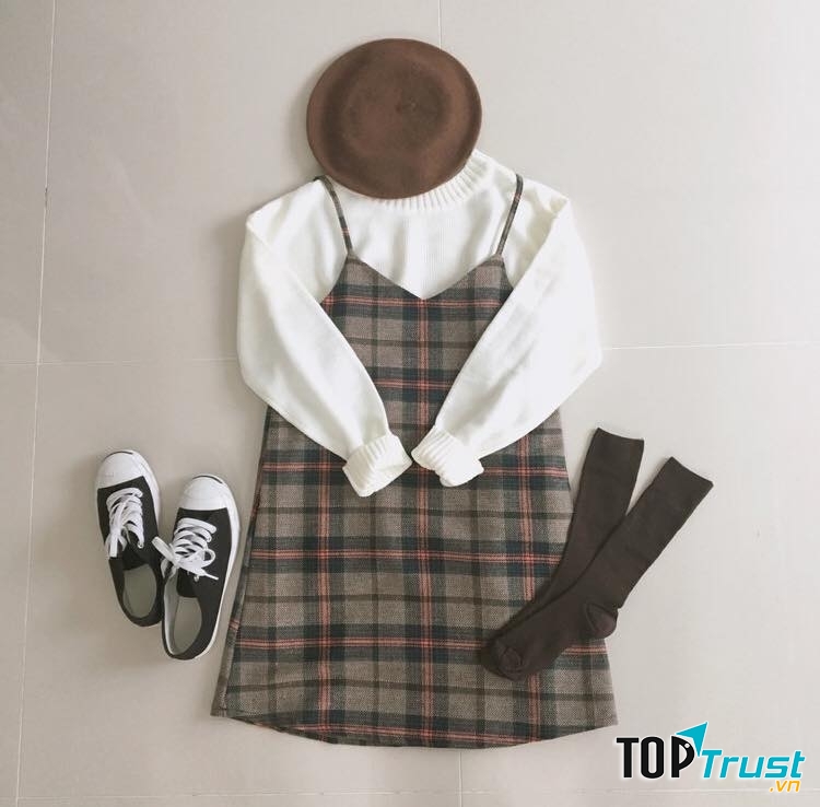 Quần áo của 2 closet mang nét nữ tính.