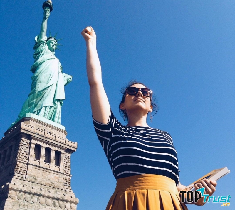 Tặng sách nhân ngày Phụ nữ Việt Nam