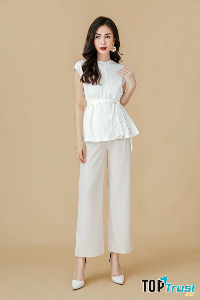 Toàn bộ sản phẩm quần áo váy vóc đều là hàng thiết kế nên mức giá không hề thấp.