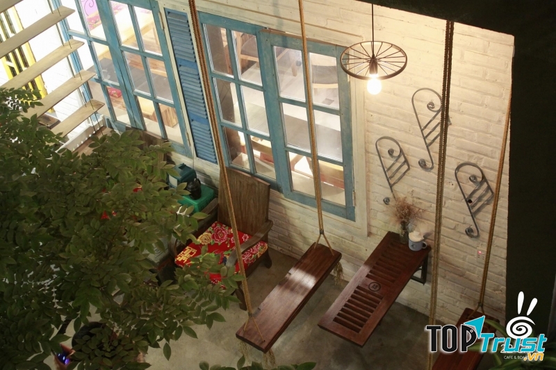 Một trong những không gian tại 22 cafe