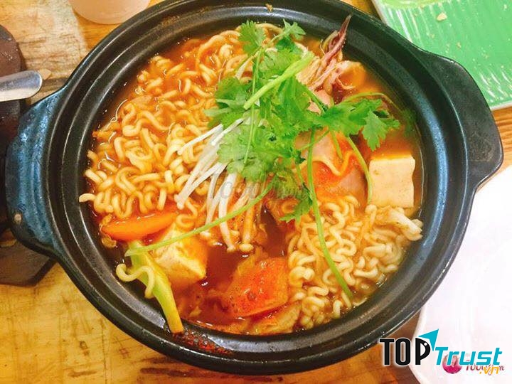 Mì cay tại đây rất ngon, nước dùng trong, ngọt và thanh. Hoà quyện cùng vị thơm nồng cay cay của bột ớt, ăn kèm kim chi và các nguyên liệu tươi ngon đi cùng