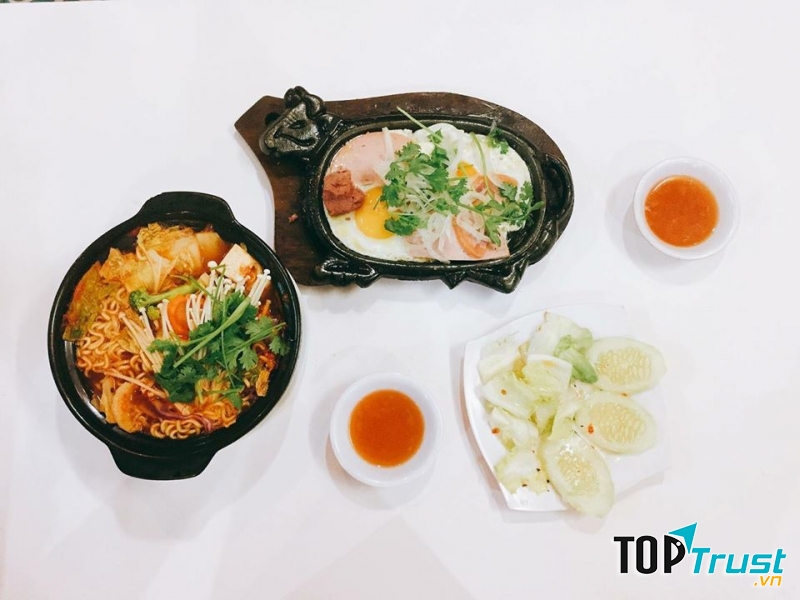 Quán luôn mang đến cho khách hàng sự hài lòng từ chất lượng món ăn đến sự phục vụ nhiệt tình, chu đáo