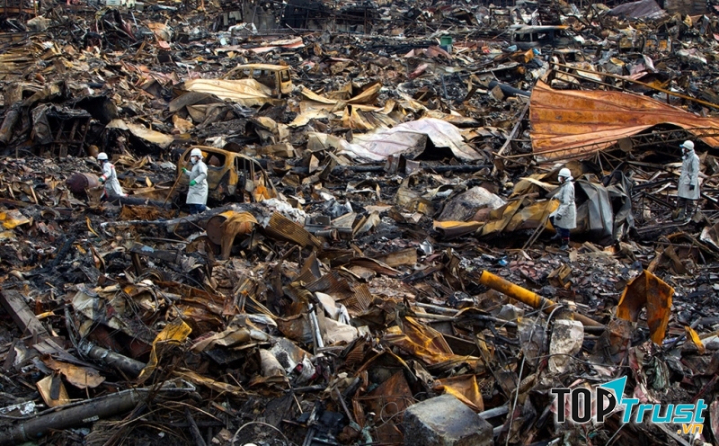 Các công nhân tìm kiếm tìm trong đống đổ nát ở tỉnh Miyagi. Ảnh: Reuters.