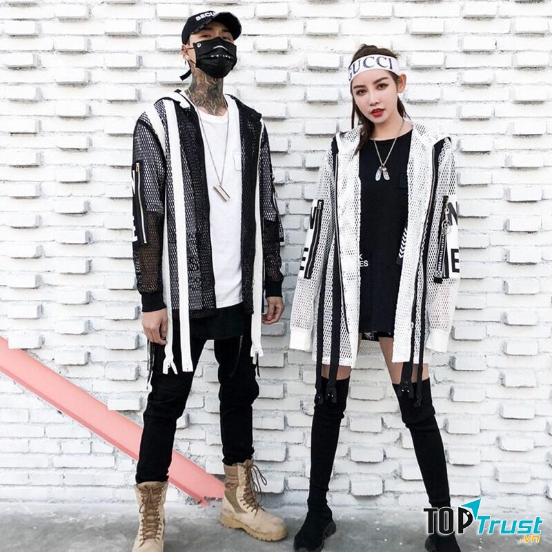 Phong cách của 2FLY cũng rất phù hợp cho các bạn nữ cá tính, cho bạn và “nửa kia” cũng trở thành cặp đôi “chất lừ”