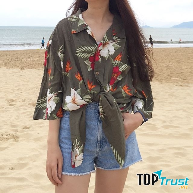 Một mẫu sơ mi họa tiết tại 2hand since 2017.