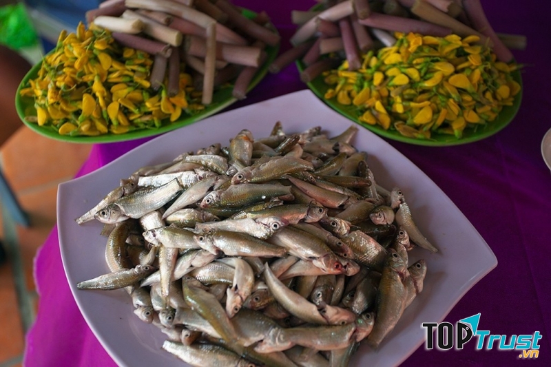 Cá linh, bông điên điển tươi ngon đầu mùa