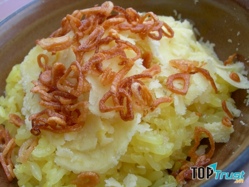 Chỉ cần bỏ một miếng xôi vào miệng là ta thấy mỡ, đậu và xôi cứ như tan dần ra nơi đầu miệng.