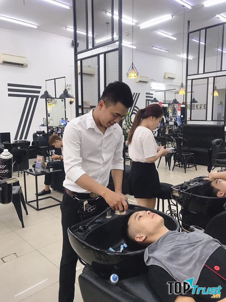 30Shine  tại 130 Tân Sơn Nhì, Q. Tân Phú sở hữu rất nhiều stylist giỏi từ những salon trước chắc chắn làm hài lòng tất cả thượng khách khó tính nhất