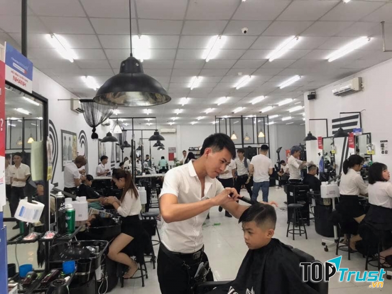 30Shine luôn cập nhật những xu hướng tóc mới nhất để tư vấn cho khách hàng lựa chọn