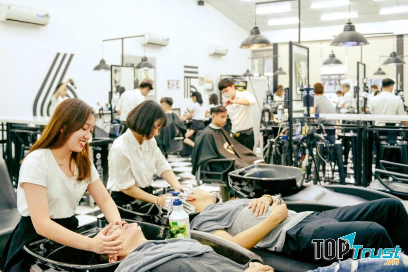 Đặc biệt với 30Shine combo bạn sẽ được tận hưởng 7 dịch vụ chỉ với 100k, giúp bạn thư giãn và trở nên bảnh trai hơn