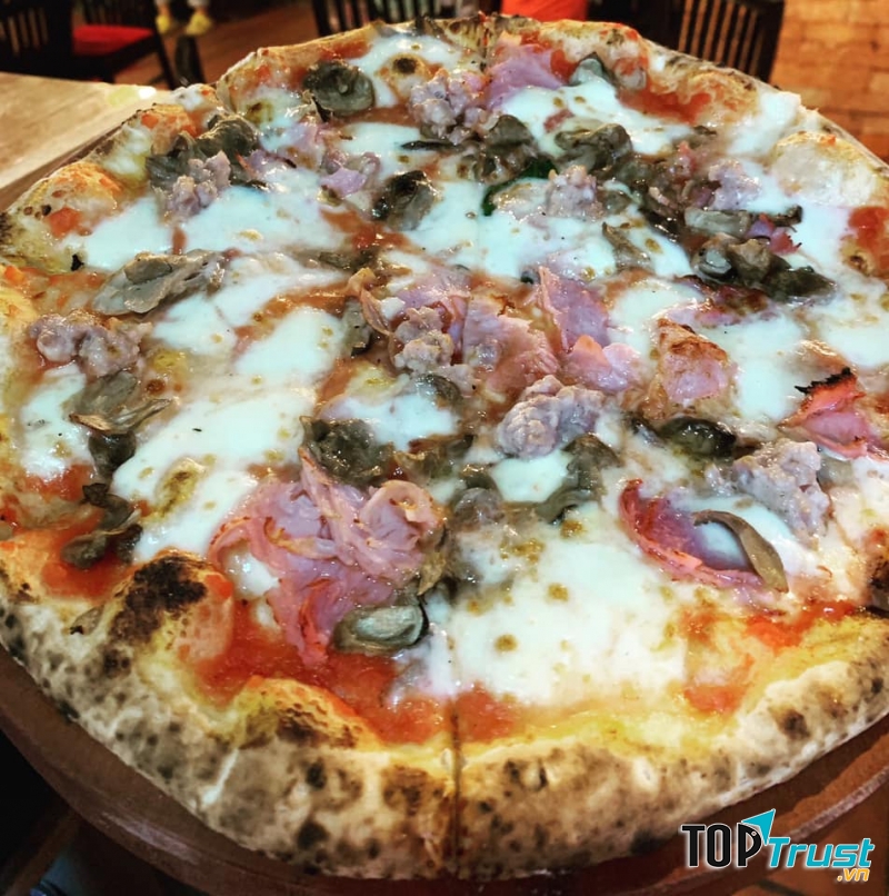 Nhắc đến pizza tại quận 2 thì không thể nào bỏ qua được ﻿365 Degrees Pizzeria and Bar.