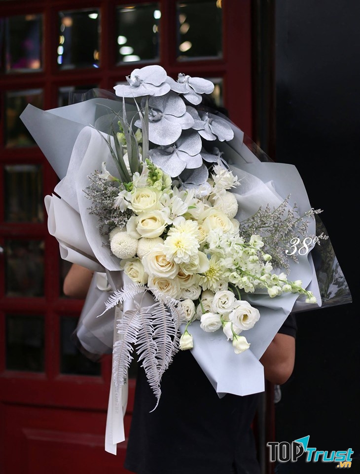 Không cần quá cầu kì với cách bó hoa, thế nhưng 38 Degree Flower vẫn khiến các khách hàng phải trầm trồ thán phục trước mỗi bó hoa khá đơn giản mà vẫn toát lên được vẻ đẹp kiêu sa vốn có của mỗi loài hoa