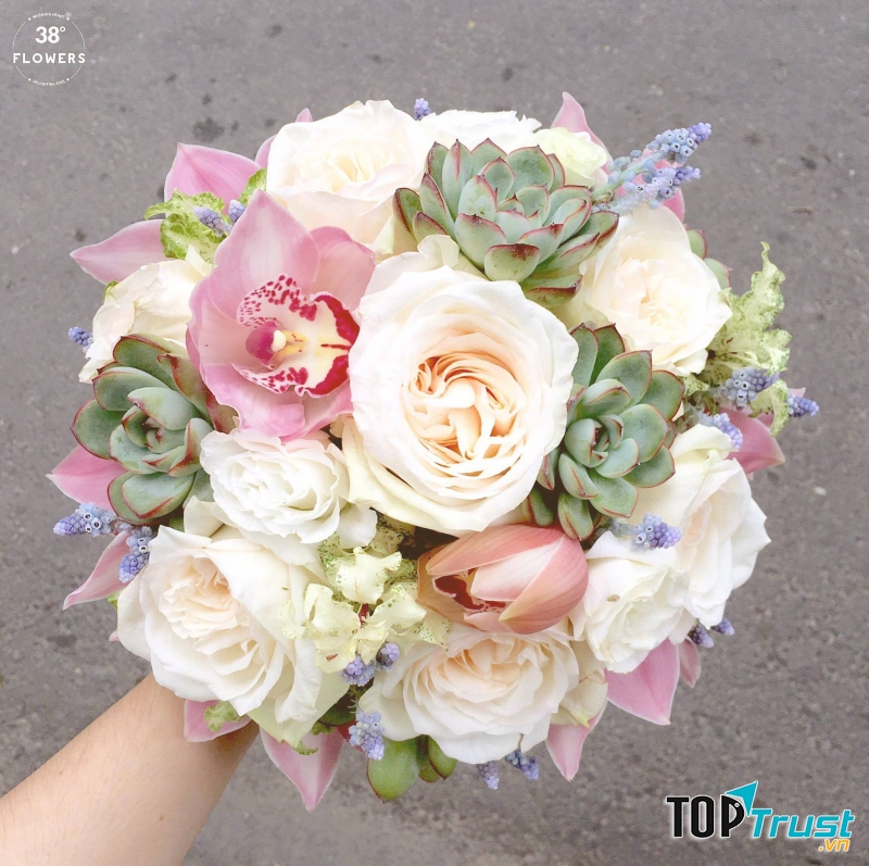 Bó hoa được thiết kế tinh tế, lạ mắt ở  38 Degree Flowers