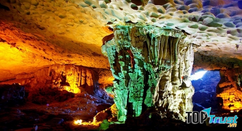 Những cột đá ở động Thiên Cung