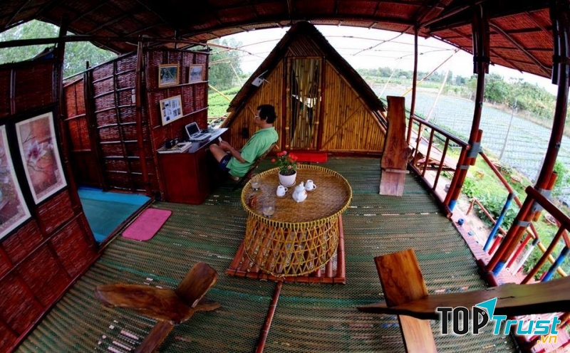 Không gian làm việc bên trong homestay với các vật dụng bằng tre gỗ.