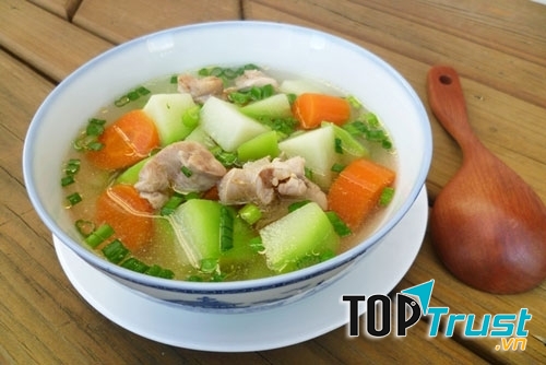 Canh gà nấu su su