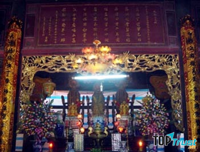 Bên trong Đền Mây