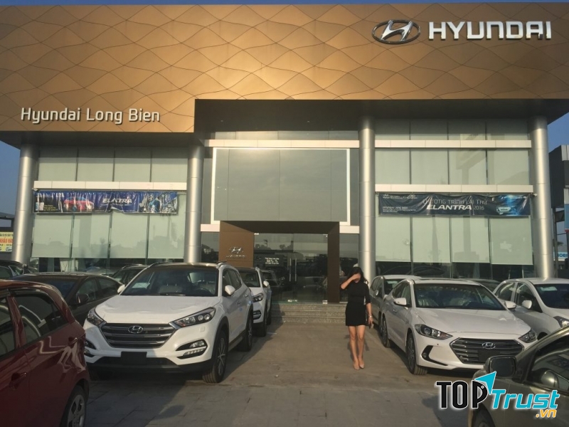 Hình ảnh showroom Hyundai Long Biên.