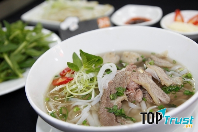 Hít hà cái mùi thơm của bánh phở mềm, của thịt, của hành lá và của nước dùng thơm ngon được hòa lẫn với nhau thì quả thật là không còn gì bằng.