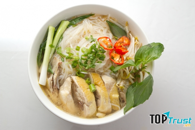 Trong khi đó, phở gà lại làm người ta không thể cưỡng lại với thịt gà vàng tươi, với nước dùng ngọt thanh mà để lại trong tâm trí người thưởng thức rất lâu.