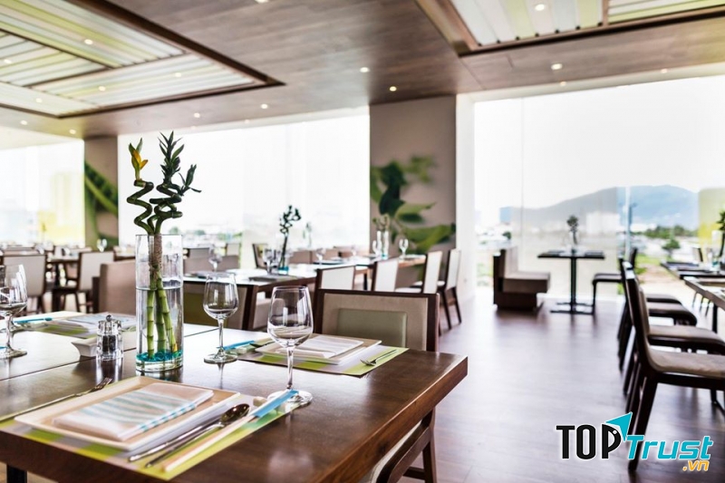 Quầy bar và không gian thoáng bên trong 43 Factory Coffee