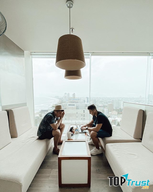 Không gian buổi tối bên ngoài nhà hàng