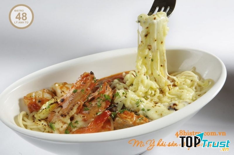 Về mì ý, một phần đồ ăn khá nhiều, sợi mì được luộc vừa chín tới không quá mềm, sốt ngon vừa miệng