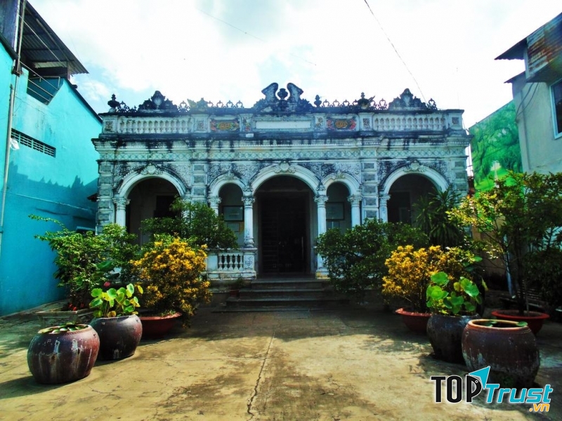 Phía trước căn nhà người tình