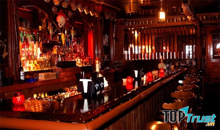 Quầy Bar được thiết kế bằng gỗ tạo cảm giác ấm cúng nhưng không kém phần sang trọng.