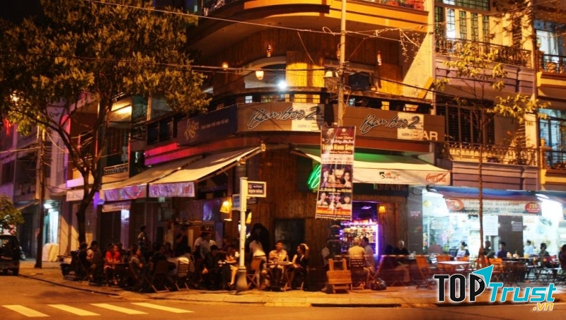 Bamboo Bar được nhìn từ bên ngoài.