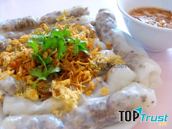 Bánh cuốn được những cô bán hàng cháng mỏng, bên trong kèm theo lớp nhân thịt và chả quế đậm đà.