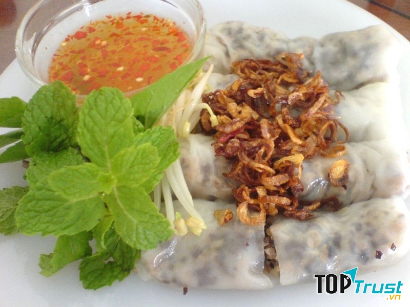 Mặt khác bánh cuốn còn lôi cuốn người thưởng thức bởi nước chấm nóng hổi, thơm ngây ngất và đưa đẩy bánh cuốn vô cùng