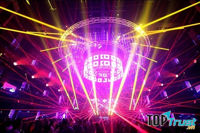 Hệ thống ánh sáng đẳng cấp của F3 Club.