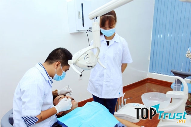 Bác Sĩ đang khám bệnh cho bệnh nhân tại phòng khám nha khoa Quang Dũng