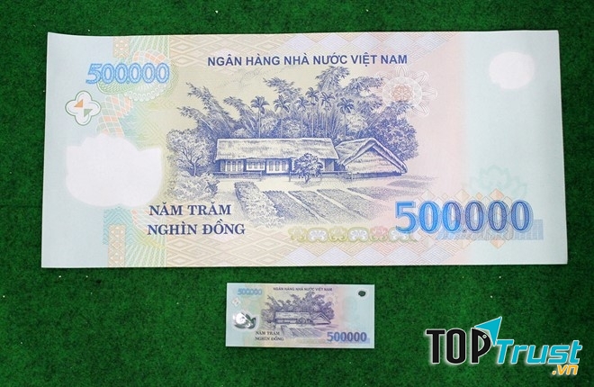 Tờ tiền chế bản có kích thước lớn gấp nhiều lần tờ nguyên bản.(Ảnh: Internet)