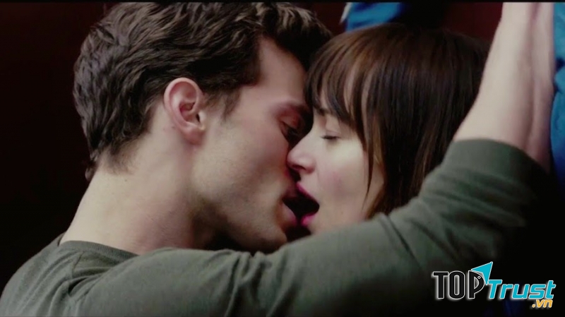 Nụ hôn nóng bỏng của hai nhân vật chính