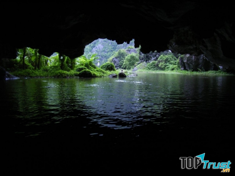Xuyên Thủy động hoang sơ, kì bí
