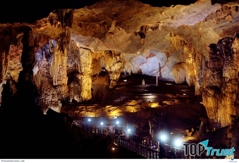 Vẻ đẹp ngỡ ngàng của hang Sửng Sốt