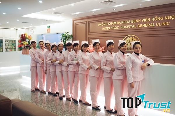 Đội ngũ y tá chăm sóc bệnh nhân