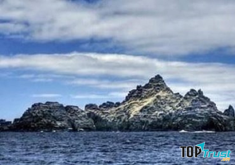 Hòn đảo ma bí ẩn