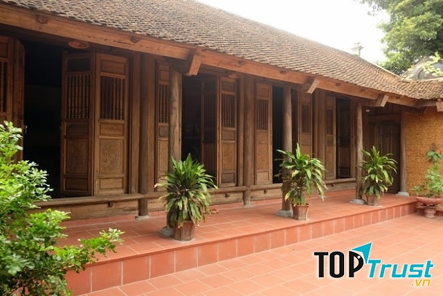 Nhà rộng ba gian được lợp ngói đỏ tươi.