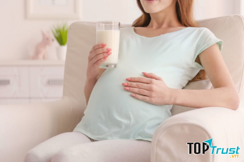 Nên dùng sữa có hệ định dưỡng đầy đủ nhất cho mẹ bầu